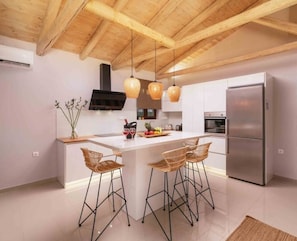 Fridge, oven, dishwasher, coffee/tea maker