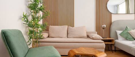 Appartement | Individueel gedecoreerd, individueel gemeubileerd, een bureau