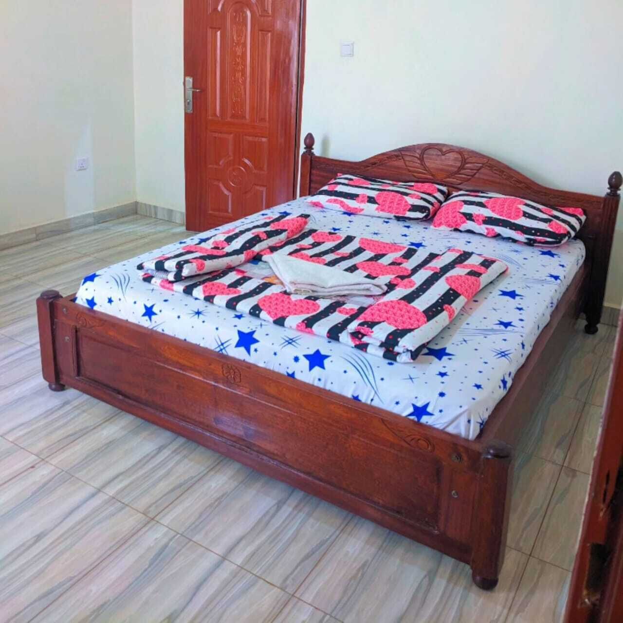 5 slaapkamers, een strijkplank/strijkijzer, wifi, beddengoed