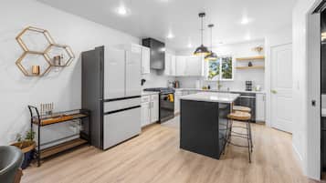 Frigorifero, microonde, forno, piano cottura