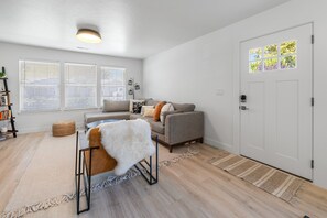 Smart TV, offices - 5Min>Airport-Office-1300ft²-Backyard-Remodeled-BBQ (Boise)