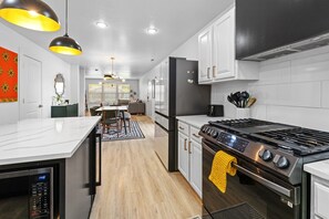 Fridge, microwave, oven, stovetop - 5Min>Airport-Office-1300ft²-Backyard-Remodeled-BBQ (Boise)