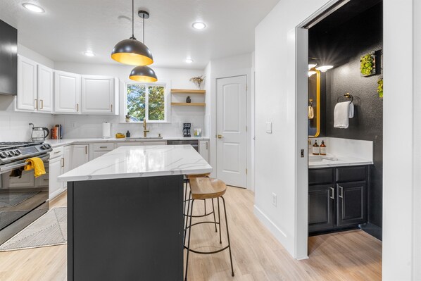 Fridge, microwave, oven, stovetop - 5Min>Airport-Office-1300ft²-Backyard-Remodeled-BBQ (Boise)