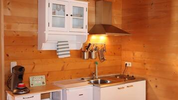 Kühlschrank, Mikrowelle, Wasserkocher mit Kaffee-/Teezubehör, Toaster