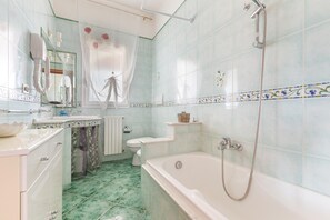 Villa | Salle de bain | Bidet, serviettes fournies