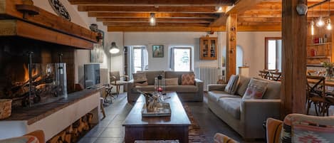 Fernseher, Kamin, Arbeitsbereiche