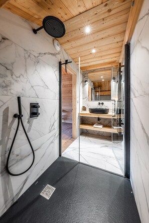 Baignoire, articles de toilette (gratuits), séchoir à cheveux, peignoirs