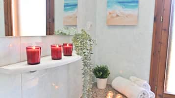 Standard Apartment | Bathroom | Hydromassage showerhead, hair dryer, bidet, towels