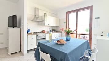 Standard Apartment | Private kitchen | Full-sized fridge, microwave, oven, stovetop