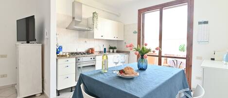 Standard Apartment | Private kitchen | Full-size fridge, microwave, oven, stovetop