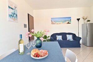 Apartamento estándar | Sala de estar | Smart TV de 49 pulgadas con canales por cable
