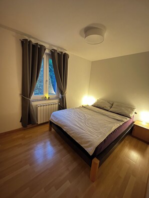 4 quartos, ferros/tábuas de passar roupa, berço de viagem