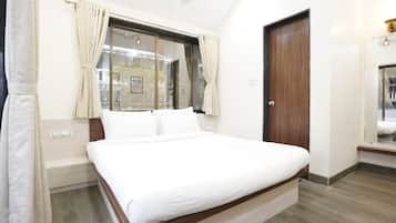 Bungalow Grand | Una scrivania, postazione laptop, lenzuola