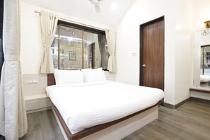 Bungalou Grand | Escriptori, espai de treball apte per a portàtils i roba de llit 