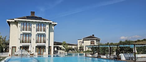 Una piscina al aire libre de temporada