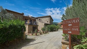 A sign indicating the direction to Il Passo Parking-Pool. - Il Pascolo, San Gimignano, Siena and Chianti (San Gimignano)