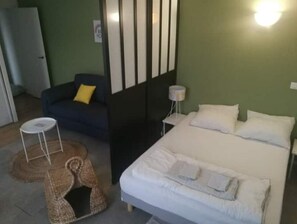 1 habitación, tabla de planchar con plancha y cuna de viaje 