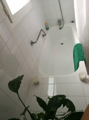 Secadora de cabello, toallas, jabón, papel de baño 