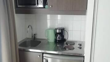 Réfrigérateur, micro-ondes, plaque de cuisson, cafetiÚre/bouilloire