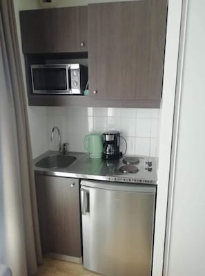 Fridge, microwave, stovetop, coffee/tea maker