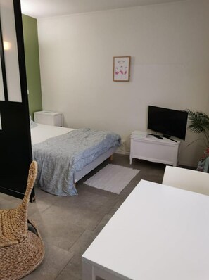 1 chambre, fer et planche à repasser, lit parapluie, Wi-Fi gratuit