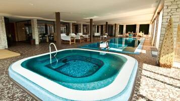 Een sauna, een bubbelbad, een stoombad, warm/mineraalwaterbronnen