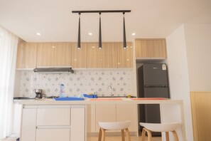 Kjøleskap, mikrobølgeovn, ovn og kokeplater