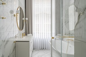 Departamento Confort | Baño | Toallas, jabón, shampoo, papel de baño 