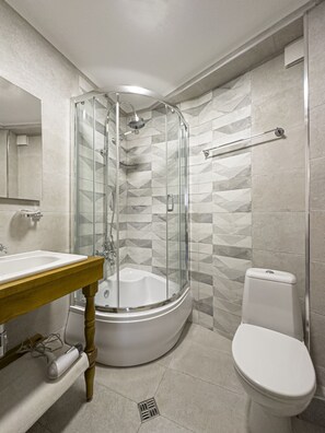 Shower, rainfall showerhead, free toiletries, hair dryer