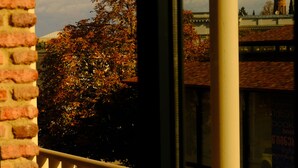 A balcony with a brick wall and a wooden bench. - VinoOdor Wine Boutique Hotel in Telavi (Telavi)