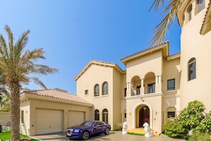 Building design - Maison Privee - Opulent Palm Villa w/ Pool & Royal Atlantis Views (Dubai)