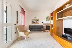 Villa | Wohnzimmer | Fernseher, Kamin