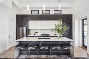 Refrigerador, microondas, horno, placa de cocina