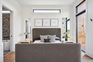 5 habitaciones, escritorio y tabla de planchar con plancha