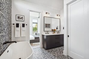 Dusche, Haartrockner, Handtücher, Shampoo
