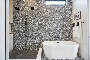 Dusche, Haartrockner, Handtücher, Shampoo