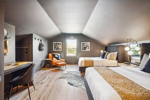 5 slaapkamers, een bureau, een strijkplank/strijkijzer, wifi