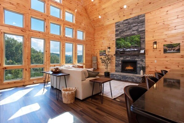 Televisión, chimenea y oficina 