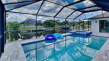 Piscina all'aperto, una piscina riscaldata