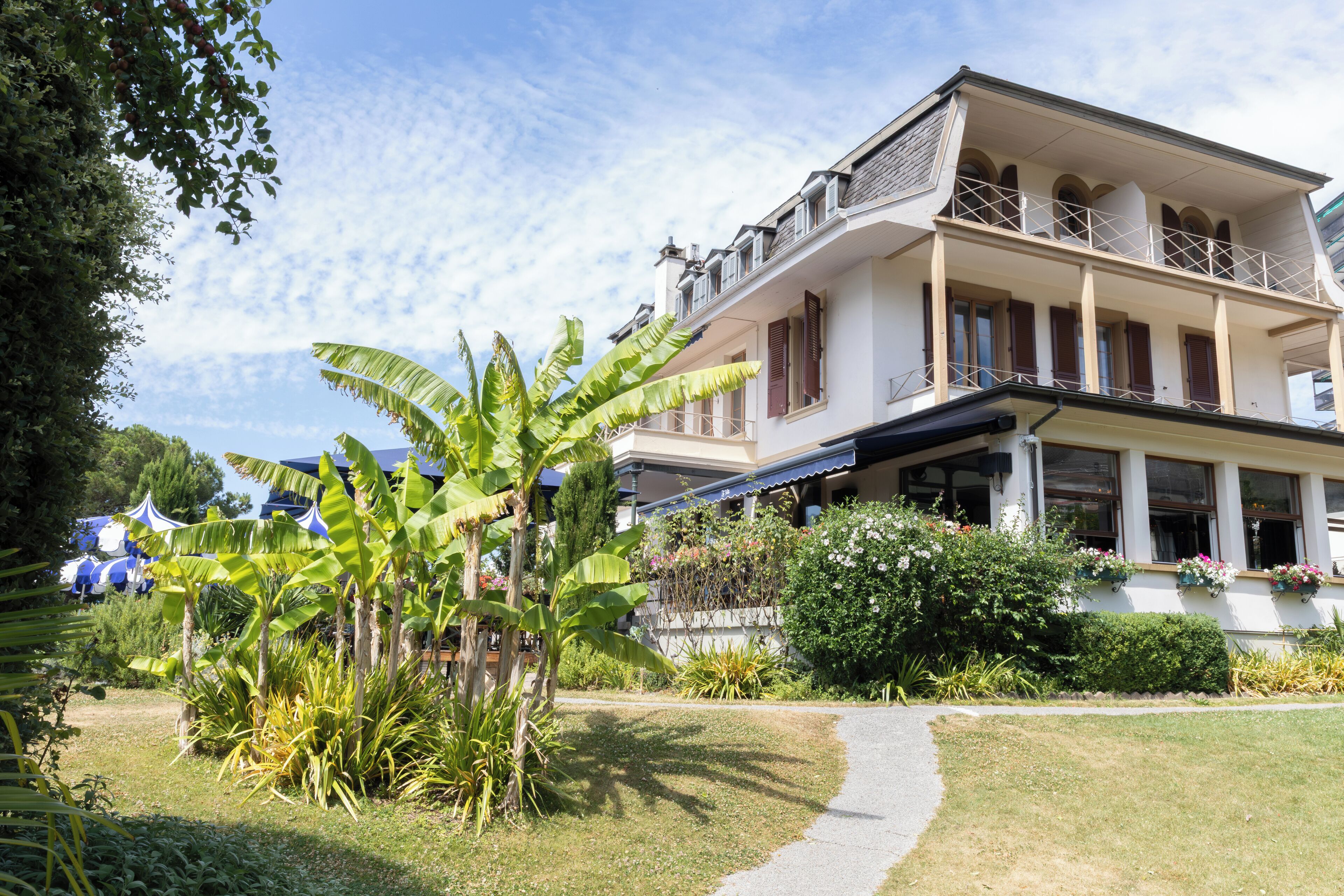 Un grand bâtiment à deux étages, doté d’un balcon et d’un porche couvert.