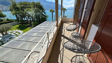 Junior Suite with Balcony, Garden & Lake View | Literie de qualité supérieure, minibar, coffres-forts dans les chambres