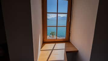 Standard Room with Balcony, Garden & Lake view | 1 間臥室、高級寢具、迷你吧、客房內保險箱