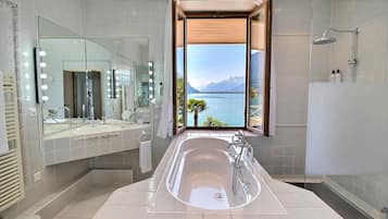 Junior Suite Panoramique, Terrace & Lake View | Bilik Mandi | Gabungan pancuran/tab mandi, kelengkapan dandanan diri percuma