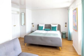 Signature Room, Lake View | Seprai premium, minibar, brankas, dan tirai kedap cahaya