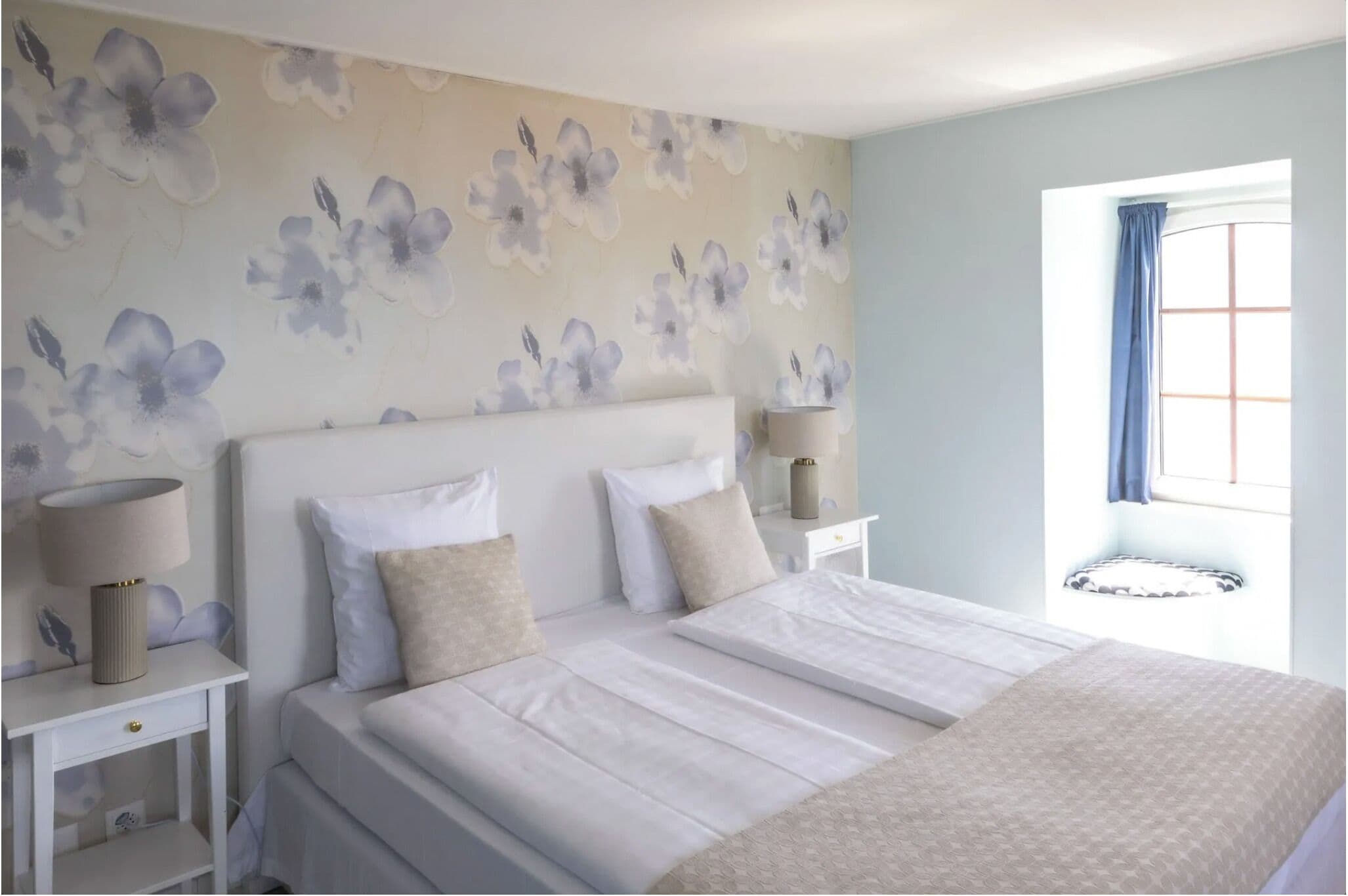 Comfort Room, Lake & Mountain View | Premium bedding, minibar, in-room safe, blackout drapes