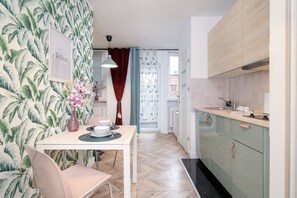 Microwave, coffee/tea maker, cookware/dishes/utensils - Slowackiego Studio in the City Centre (Katowice)