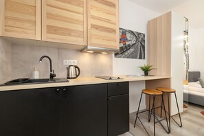 微波爐、咖啡機/沖茶器、鍋具/餐盤/廚房用品