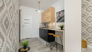 Microondas, cafetera y tetera y utensilios de cocina