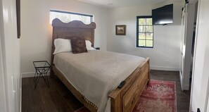 2 bedrooms, travel cot, free WiFi, bed sheets