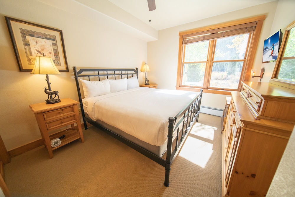 Walk to Gondola! Great Ski Mt views from deck River Run Vrbo